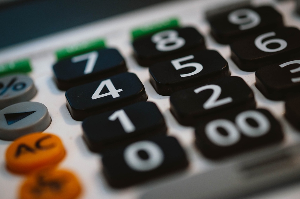 What are the best practices for managing digital ad budgets?