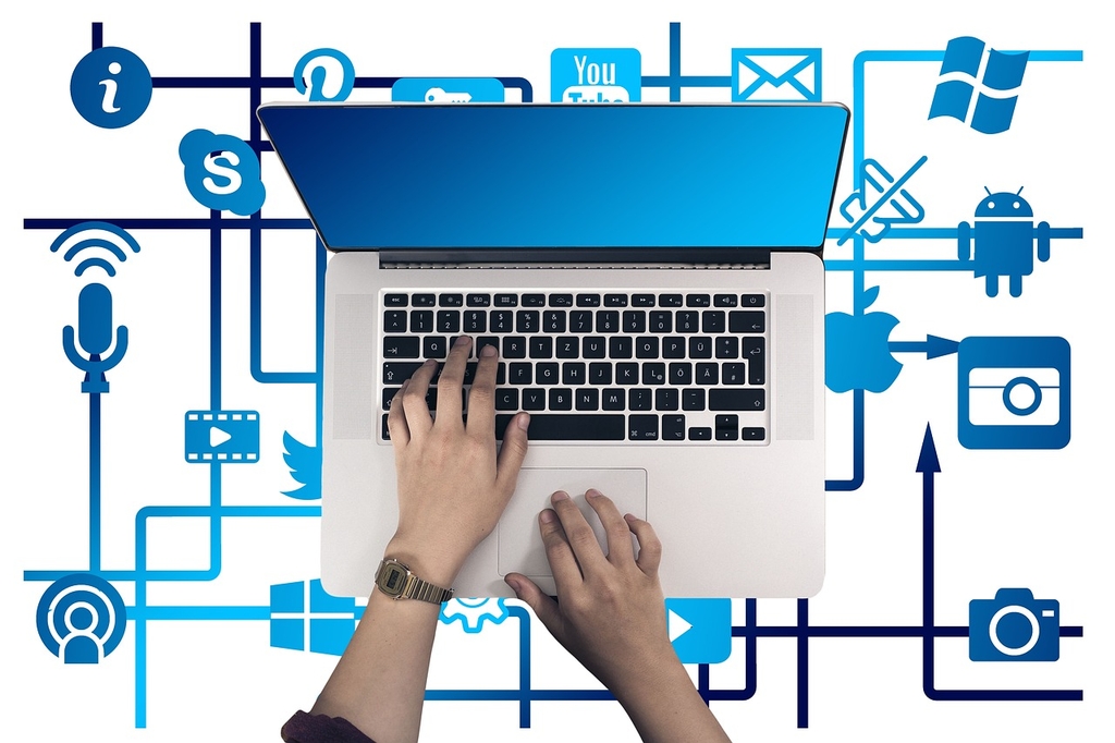 How do internal linking strategies affect website navigation?